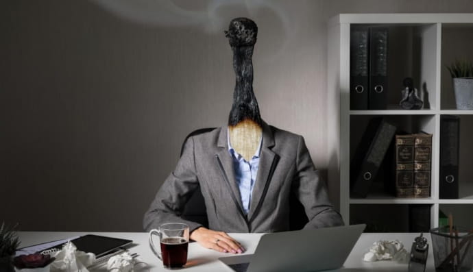 Концептуальна фотографія, що ілюструє синдром вигорання на роботі