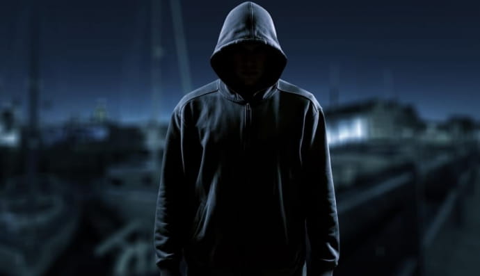 Чоловік, який приховує обличчя