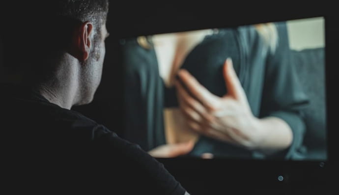 Чоловік дивиться порнографічний контент