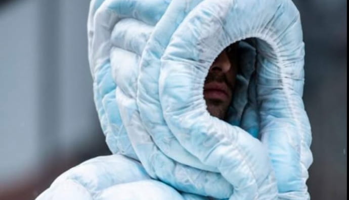 Дизайнер створив пуховик з використаних захисних масок