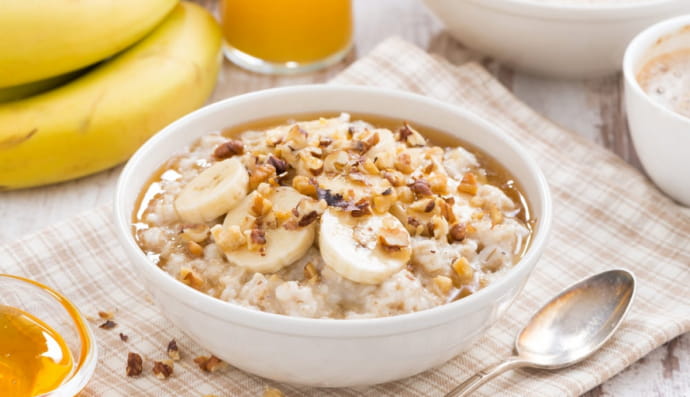 Овсяная каша с орехами и бананом