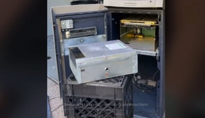 Придбаний за $300 банкомат