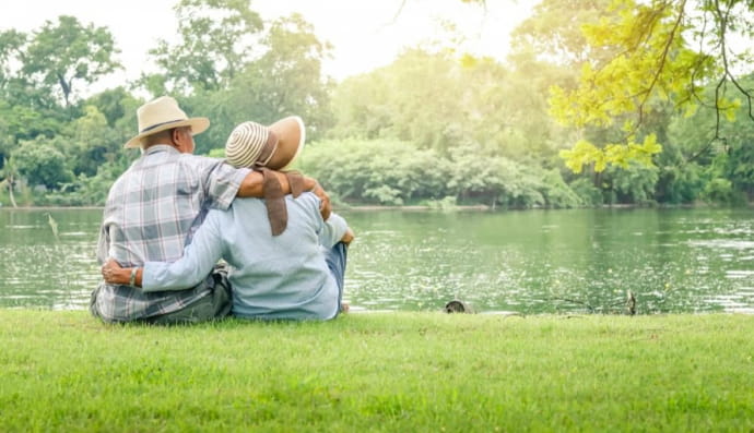 Пара пожилого возраста отдыхает на природе