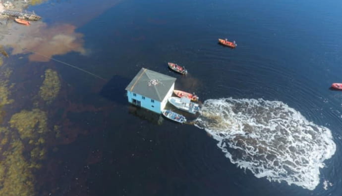 У Канаді подружжя "перевезло" через затоку свій 100-річний будинок 