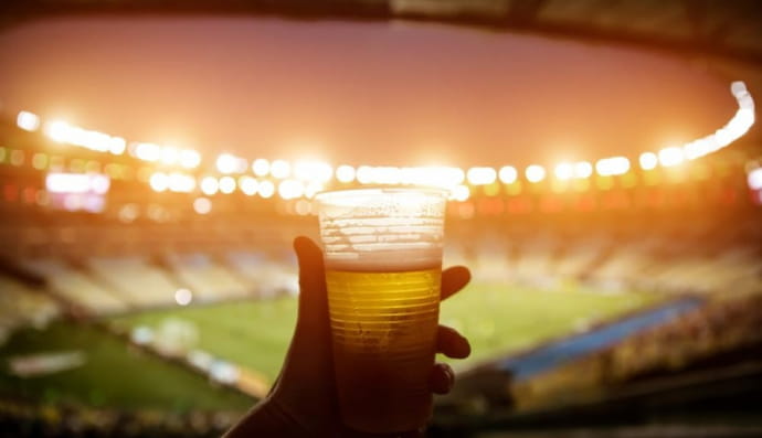 Пиво на фоне футбольного стадиона