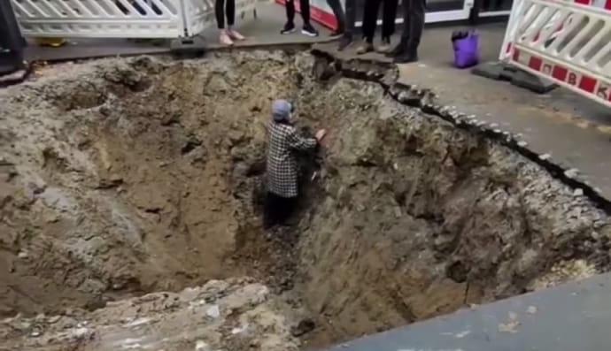 Літня жінка в ямі