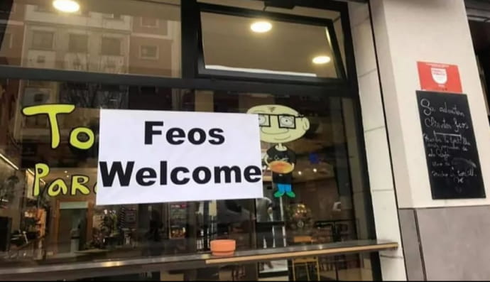 Кафе Avenida 55 із табличкою, де написано "Запрошуємо негарних"