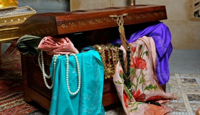 Сундук с одеждой