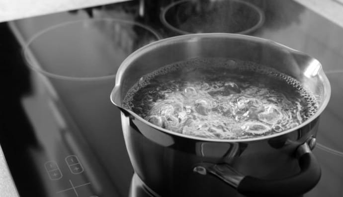 Кастрюля с кипятком 