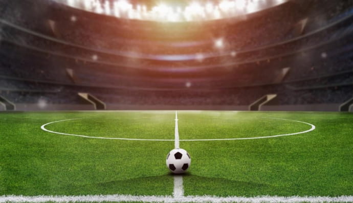 Футбольний м'яч на стадіоні 