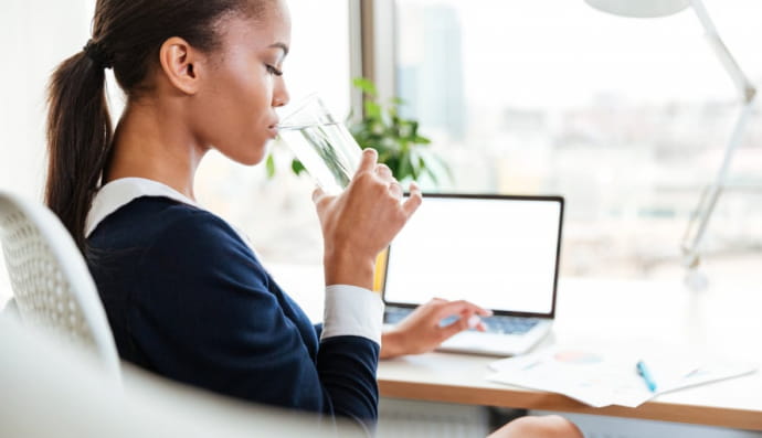 Девушка в офисе