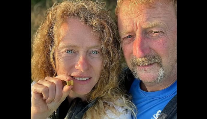 Крошечная золотая Библия 