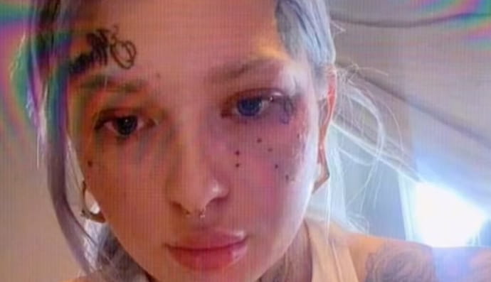 Дівчина зробила собі "тимчасове" татуювання на обличчі