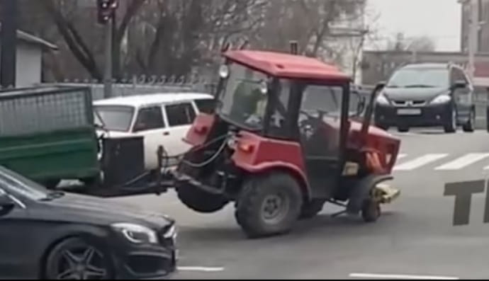 У трактора отпало колесо