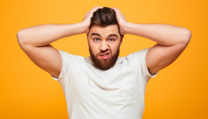 Мужчина держится за голову