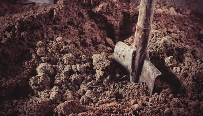 Лопата у землі