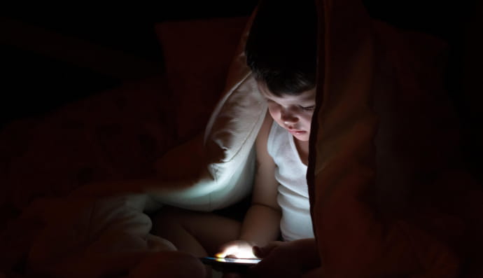 Ребенок со смартфоном