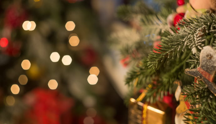 Святкові прикраси на ялинці