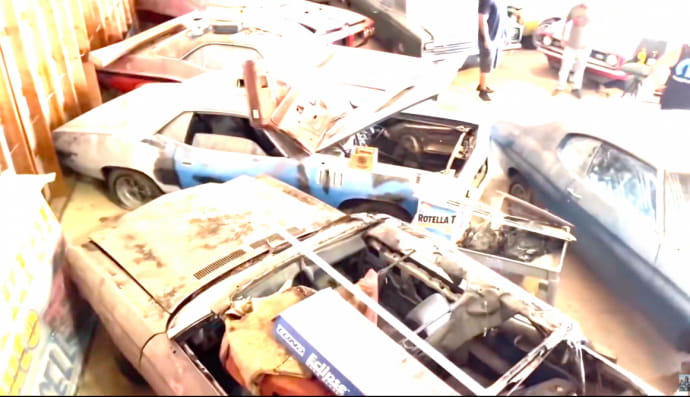 Автомобили в сарае