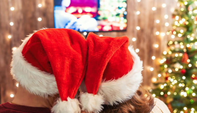 Пара смотрит телевизор