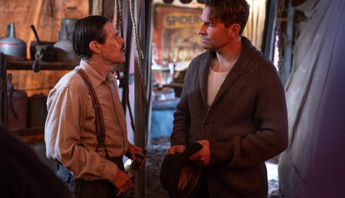 Виллем Дефо и Брэдли Купер на съемках "Аллея ужаса" 