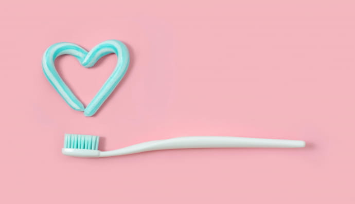 Зубна щітка та паста