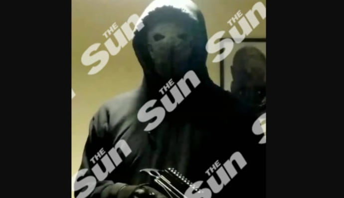 Озброєний чоловік у палаці