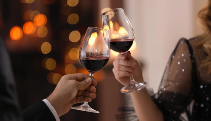 Пара цокається келихами вина