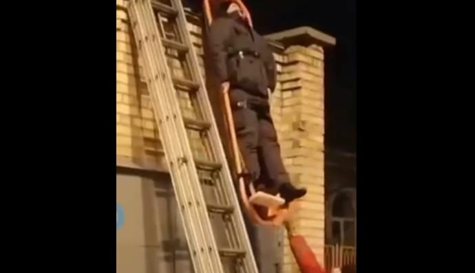 Спасатели и пострадавший в Киеве