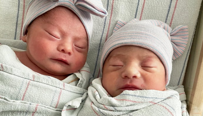 Новонароджені двійнята 