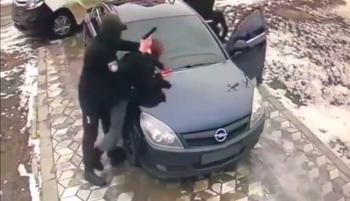 "Задержание" девушки