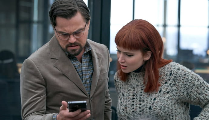 Леонардо Ді Капріо та Дженніфер Лоуренс у фільмі "Не дивіться вгору" 