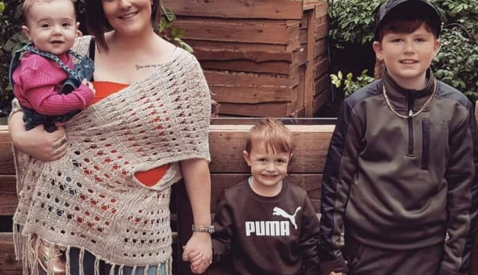 Жінка народила трьох дітей в один і той самий день з інтервалом у кілька років