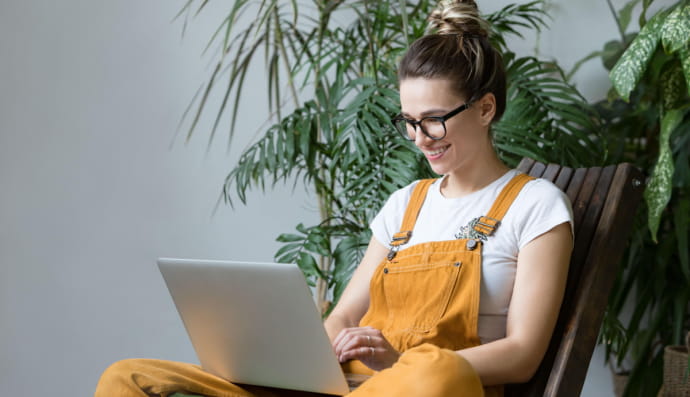 Жінка користується ноутбуком 