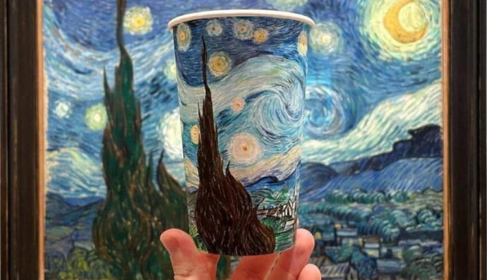 художник відтворює свої подорожі на паперових склянках