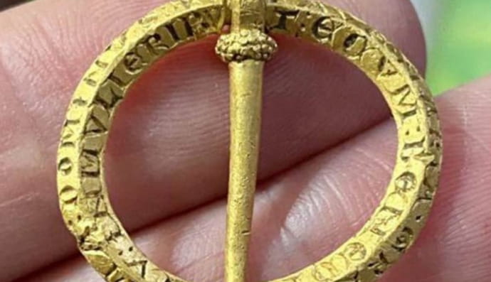 Брошка, знайдена археологом-аматором 