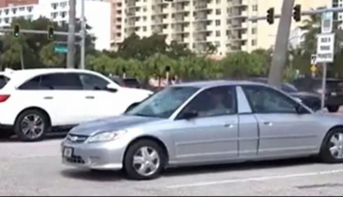 Автомобіль з двох передніх частин