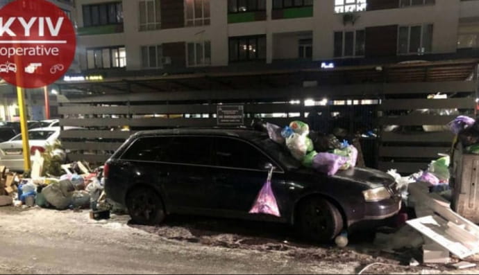 На Київщині водій невдало запаркував свій авто