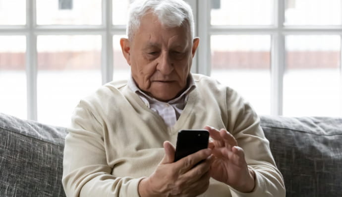 Пенсионер со смартфоном