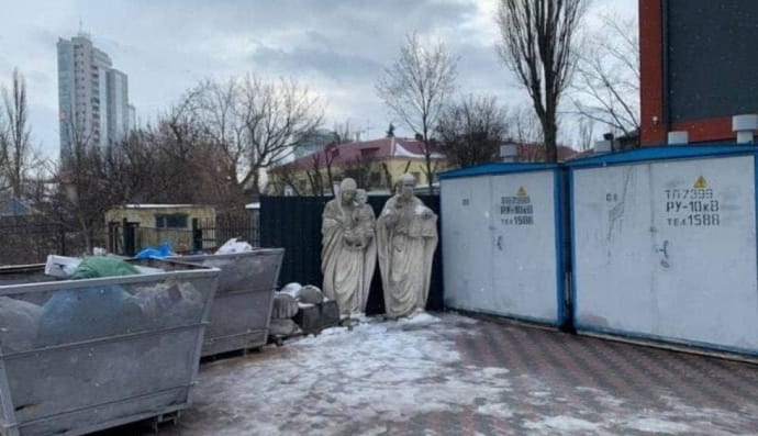 Статуї на смітнику 