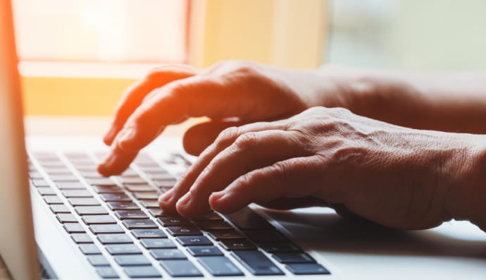 Человек пользуется ноутбуком 