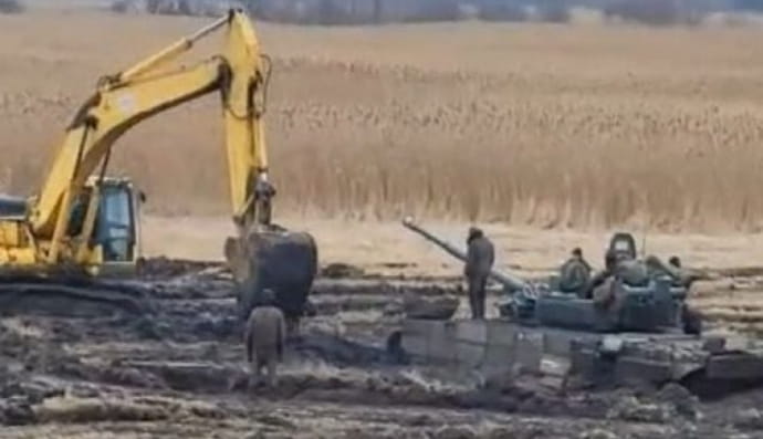 Російські танки у грязюці