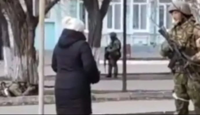 Українка проганяє російського окупанта