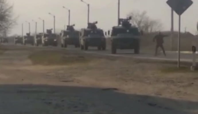 Украинец препятствует вражеским войскам