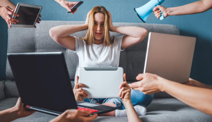 Жінка, що закриває вуха