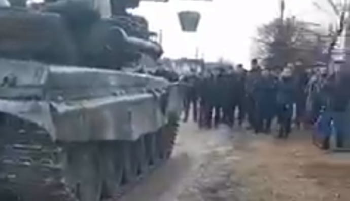 Ворожий танк і українці