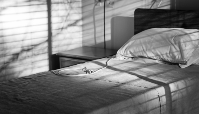 Порожнє лікарняне ліжко