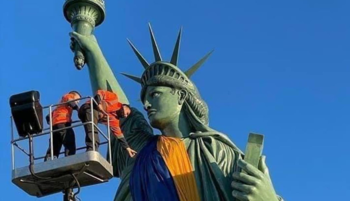 Статуя свободи у Франції