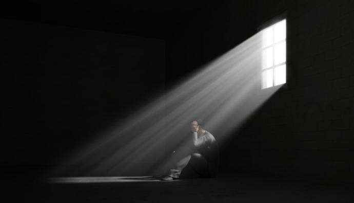 Человек в темном помещении