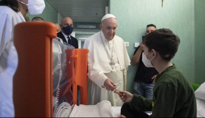 Папа Римський відвідує маленьких українців